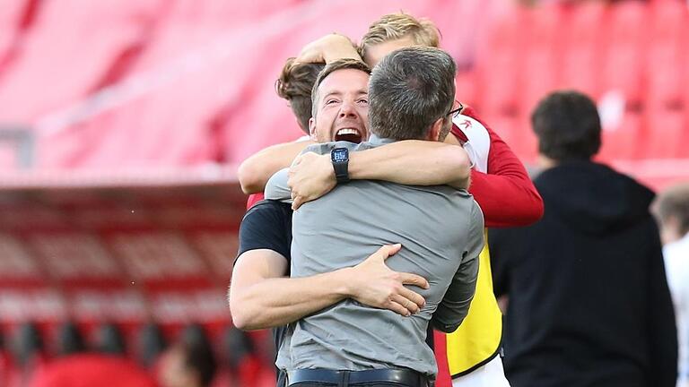 Jubel nach Spielende mit Fabian Gerber (Co-Trainer 1. FC Nürnberg) und Michael Wiesinger (Cheftrainer) Foto: Sportfoto Zink/Daniel Marr       -  Jubel nach Spielende mit Fabian Gerber (Co-Trainer 1. FC Nürnberg) und Michael Wiesinger (Cheftrainer) Foto: Sportfoto Zink/Daniel Marr