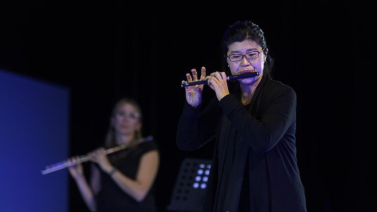 In 'Peter und der Wolf' sind die einzelnen Instrumente den Figuren zugeordnet. Unser Bild mit den Flötistinnen des Philharmonischen Orchesters entstand aber nicht während des Familienkonzerts, sondern bei der Eröffnung der Blauen Halle. In 'Peter und der Wolf' sind die einzelnen Instrumente den Figuren zugeordnet. Unser Bild mit den Flötistinnen des Philharmonischen Orchesters entstand aber nicht während des Familienkonzerts, sondern bei der Eröffnung der Blauen Halle.