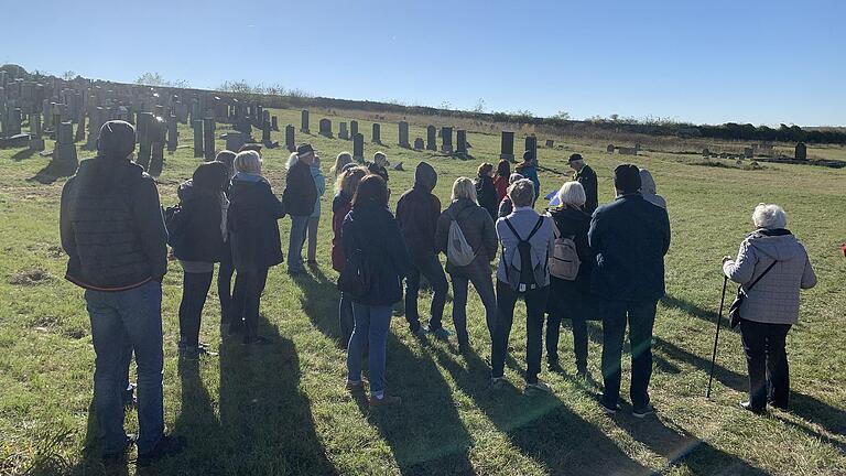 Auf dem jüdischen Friedhof erläuterte Peter Heß den Teilnehmern die verschiedenen Symbole und Bedeutungen auf den Grabsteinen. Auf dem jüdischen Friedhof erläuterte Peter Heß den Teilnehmern die verschiedenen Symbole und Bedeutungen auf den Grabsteinen.