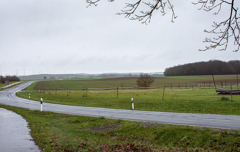 Ein Blick vom Ortsrand von Pusselsheim in Richtung Nordosten. Ab der Waldspitze rechts beginnt der Bereich vom Windvorranggebiet WK 19. Links im Hintergrund die bereits stehenden Anlagen über dem Maintal. Ein Blick vom Ortsrand von Pusselsheim in Richtung Nordosten. Ab der Waldspitze rechts beginnt der Bereich vom Windvorranggebiet WK 19. Links im Hintergrund die bereits stehenden Anlagen über dem Maintal.
