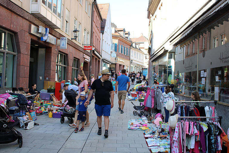 Am Samstagmorgen bummelten die Schnäppchenjäger über den Kindeflohmarkt in der Fußgängerzone