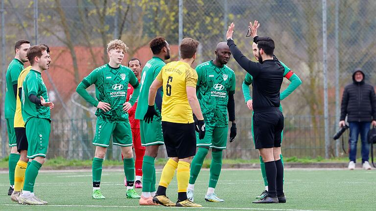 Im Amateurfußball ist die Zeitstrafe seit einem Jahr wieder Gang und Gäbe. Hier bestraft Schiedsrichter Muhammed Aksoy Sita Diaby (Zweiter von rechts) vom SV Heidingsfeld im Spiel gegen die SpVgg Giebelstadt.