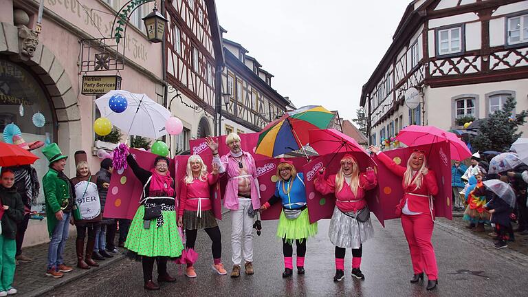 Die Barbies und ihr Ken waren bestens gelaunt auf dem Faschingszug in Zeil am Main.