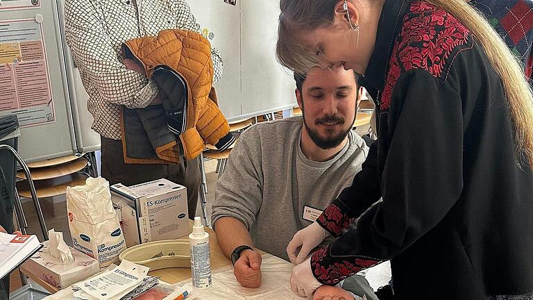 Die Besucherinnen und Besucher konnten Einblicke aus dem Pflegealltag gewinnen.
