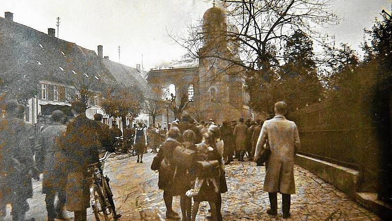 Fanal des Holocaust: die brennende Kitzinger Synagoge am 10. November 1938.