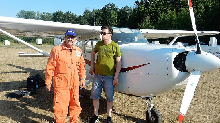 Geschafft: Luftbeobachter Roland Eckert (Feuerwehr Landkreis Kitzingen) und Pilot Alexander Gimpl vor der Cessna 172.