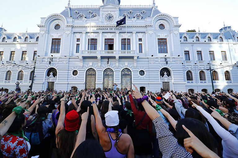 Die Performance der feministischen Gruppe 'Las Tesis' aus Chile ging Ende November um die Welt: Mit Augenbinden und einer Gruppenchoreographie demonstrierten Frauen in Bogotá, Paris, Berlin, Hamburg und vielen anderen Städten, um auf den Internationalen Tag zur Beseitigung von Gewalt gegen Frauen aufmerksam zu machen. Die Performance der feministischen Gruppe 'Las Tesis' aus Chile ging Ende November um die Welt: Mit Augenbinden und einer Gruppenchoreographie demonstrierten Frauen in Bogotá, Paris, Berlin, Hamburg und vielen anderen Städten, um auf den Internationalen Tag zur Beseitigung von Gewalt gegen Frauen aufmerksam zu machen. 