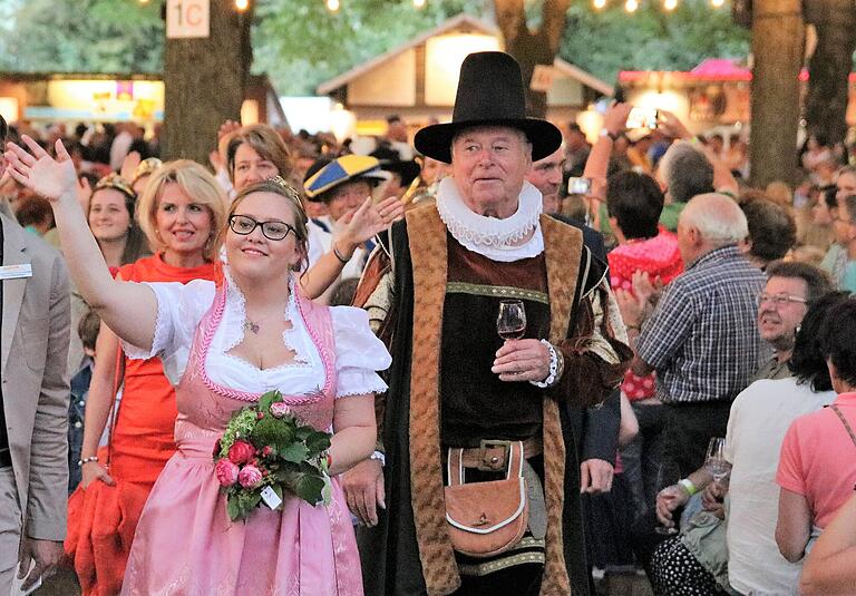 Im vergangenen Jahr bestand Volkachs Weinprinzessin Katharina Schmitt ihre Weinfestpremiere mit Bravour. Die zweite Auflage ihrer Regentschaft darf sie heuer dank Corona zuhause mit Familie und Freunden feiern.