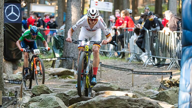 Konzentriert steuert Maximilan Brandl auf dem Weg zu seinem ersten Top-10-Resultat im Elite-Weltcup durch den Rock Garden im tschechischen Nove Mesto.