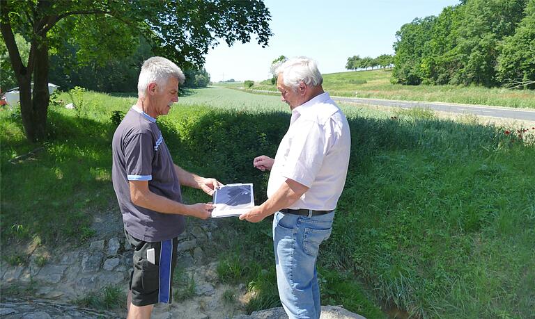 Manfred Krauß (links) und Herbert Biebelriether stehen am Flutgraben an der Stadtgrenze zu Marktbreit. Sollte die Fläche ausgebaggert werden, so rechnen sie vor, könnten 10 000 Kubikmeter Wasser zurückgehalten werden.