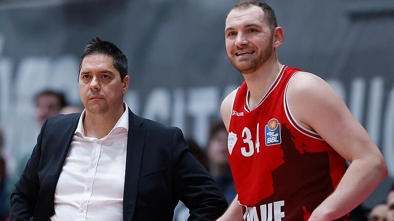 Sasa Filipovski (links) und Felix Hoffmann wollen noch nicht so recht an eine Play-off-Teilnahme der Baskets glauben. Den Würzburgern stehen entscheidende Spiele gegen Rostock und Bamberg bevor.