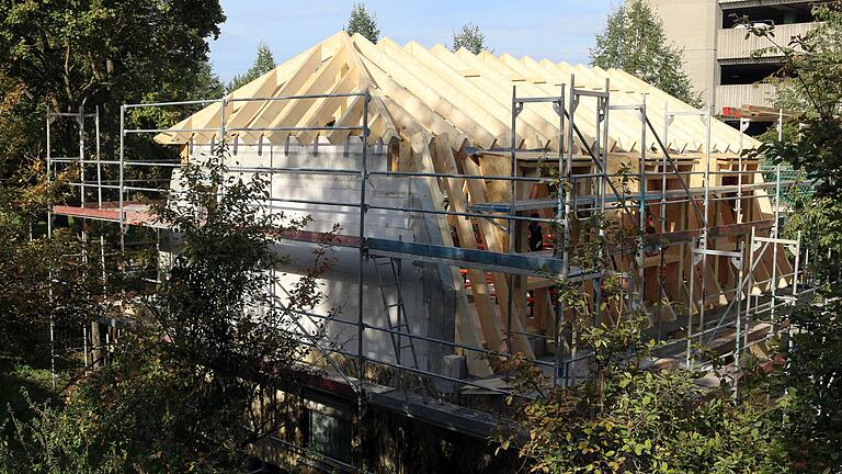 Die aufwändige Dachkonstruktion kostet wohl einiges, sorgt aber auch dafür, dass das sanierte Monoe-Haus über mehr Quadratmeter Fläche verfügen wird.