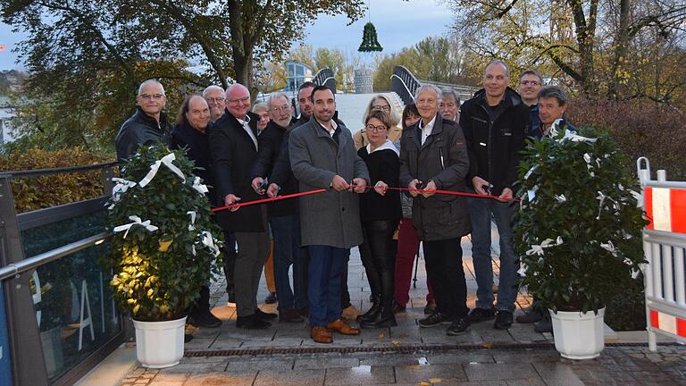 Mit dem symbolischen Durchschneiden eines Bandes konnte die Wiedereröffnung der Falaiser Brücke in Bad Neustadt pünktlich zum geplanten Termin vorgenommen werden.