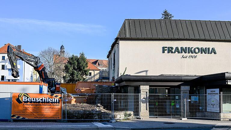 Der Bauzaun steht, der Abrissbagger tut sein Werk. Wann es auf dem ehemaligen Frankonia-Gelände in Würzburg mit dem Neubau von rund 70 Wohnungen losgeht, steht aber noch nicht fest.