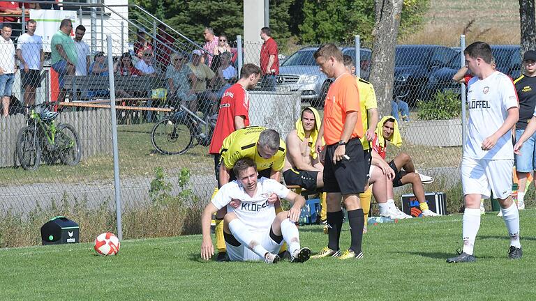 Auch wenn hier Kevin Schunk von der SG Unter-/Oberebersbach/Steinach II seinem Gegenspieler Simon Meister vom TSV Thundorf auf die Beine hilft, sieht er die gelbe Karte. - Auch wenn hier Kevin Schunk von der SG Unter-/Oberebersbach/Steinach II seinem Gegenspieler Simon Meister vom TSV Thundorf auf die Beine hilft, sieht er die gelbe Karte. Auch wenn hier Kevin Schunk von der SG Unter-/Oberebersbach/Steinach II seinem Gegenspieler Simon Meister vom TSV Thundorf auf die Beine hilft, sieht er die gelbe Karte. - Auch wenn hier Kevin Schunk von der SG Unter-/Oberebersbach/Steinach II seinem Gegenspieler Simon Meister vom TSV Thundorf auf die Beine hilft, sieht er die gelbe Karte.