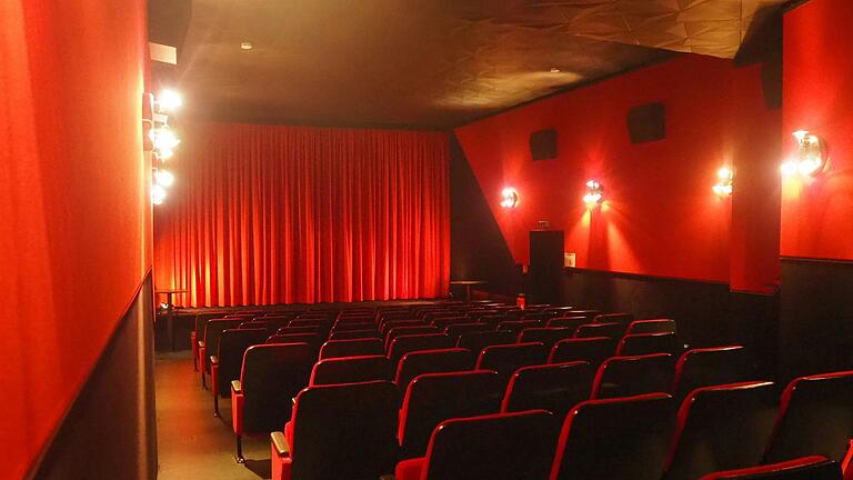 Der Rote Saal oder auch Roxy 2 ist etwas kleiner als der Blaue Saal, aber umso gemütlicher. Der Rote Saal oder auch Roxy 2 ist etwas kleiner als der Blaue Saal, aber umso gemütlicher. 