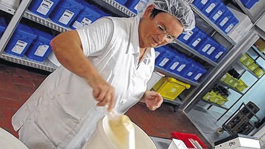Trotz der großen Mengen werden Gewürze aufs Gramm genau abgewogen. Trotz der großen Mengen werden Gewürze aufs Gramm genau abgewogen.