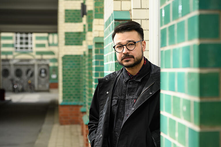 Umut Özdemir steht in einem typischen Berliner Hinterhof im Statteil Mitte. Umut Özdemir steht in einem typischen Berliner Hinterhof im Statteil Mitte.