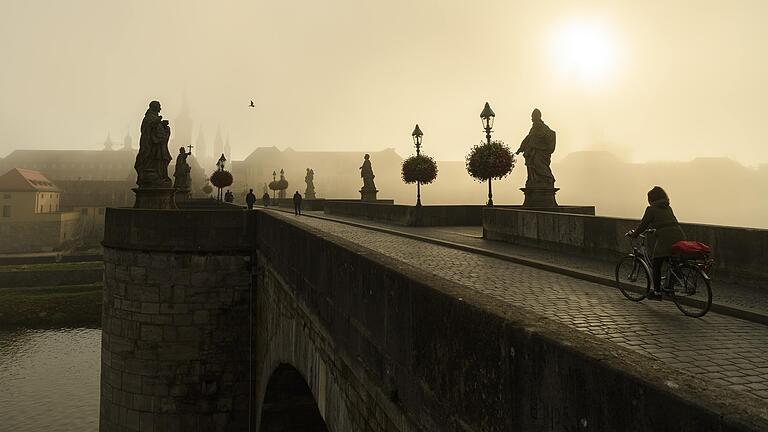 Die Alte Mainbrücke ist heute ein Hotspot für Einheimische wie für Touristen. Im 19. Jahrhundert hat sich das Bauwerk stark verändert. Ein Wappen zeugt heute noch davon. Die Alte Mainbrücke ist heute ein Hotspot für Einheimische wie für Touristen. Im 19. Jahrhundert hat sich das Bauwerk stark verändert. Ein Wappen zeugt heute noch davon.