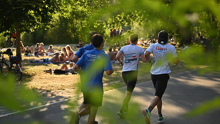 Firmenlauf 2022       -  Zahlreiche Läuferinnen und Läufer nehmen am Donnerstag (23.06.22) trotz hochsommerlicher Temperaturen beim sogenannten Firmenlauf in Würzburg teil. Zu bewältigen ist eine Strecke von 7,4 km vom Dallenbergbad durch die Innenstadt und zurück