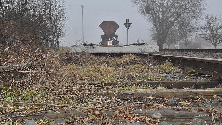 Das Nebengleis am ehemaligen Bahnhof in Nordheim soll künftig wieder genutzt werden. Dazu ist aber eine grundlegende Erneuerung notwendig, da die Holzschwellen marode sind. Das Nebengleis am ehemaligen Bahnhof in Nordheim soll künftig wieder genutzt werden. Dazu ist aber eine grundlegende Erneuerung notwendig, da die Holzschwellen marode sind.