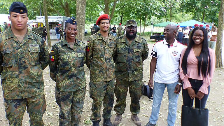 Ganz international: Die Bundeswehrsoldaten und Soldatinnen stammten aus allen Teilen der Welt.