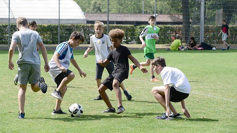 Integratives Sportfest in Schweinfurt im vergangenen Sommer: Fußball und andere Sportarten fördern bei Kindern den schulischen Erfolg.