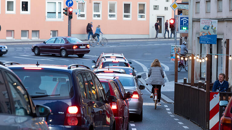 An der Ampel vor der Burkarderstraße stauen sich oft die Autos. Rund 8000 rollen täglich durch die Zeller Straße.&nbsp; &nbsp; &nbsp;&nbsp;