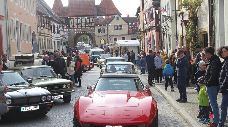 Oldtimer-Markt, Musik und Tanz, diesmal bei Sonne und Regen - die Prichsenstadt Classics hatten dieses Jahr zwei recht unterschiedliche Tage.