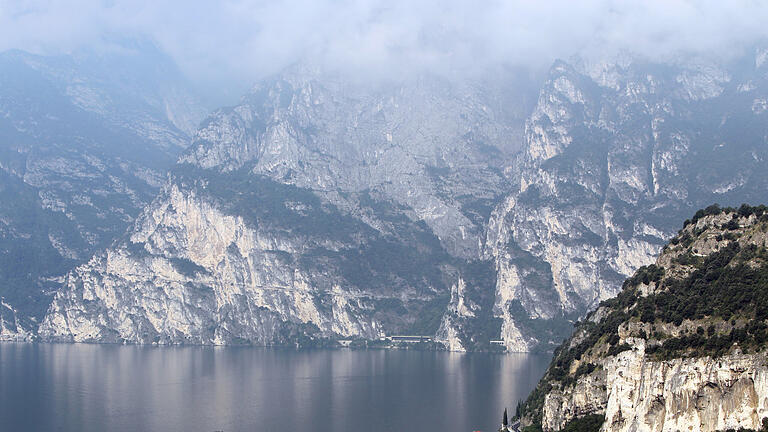 214170465.jpg       -  Torbole überzeugt mit beständigem Wind vor allem Wassersportler. Doch auch Wanderer kommen hierher, um bei ihren Touren den Ausblick auf den Gardasee zu genießen.