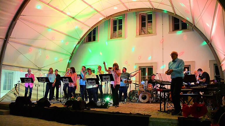 Stimmungsvolle Atmosphäre im Serenadenhof der Bayerischen Musikakademie beim Jubiläumskonzert von Sing’n’Swing.       -  Stimmungsvolle Atmosphäre im Serenadenhof der Bayerischen Musikakademie beim Jubiläumskonzert von Sing’n’Swing.