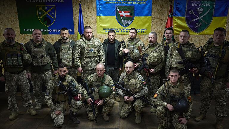 Ukraine-Krieg -  Selenskyj       -  Der ukrainische Präsident Wolodymyr Selenskyj beim Besuch von Einheiten in der Frontstadt Kupjansk. (Archivbild vom 18.11.)