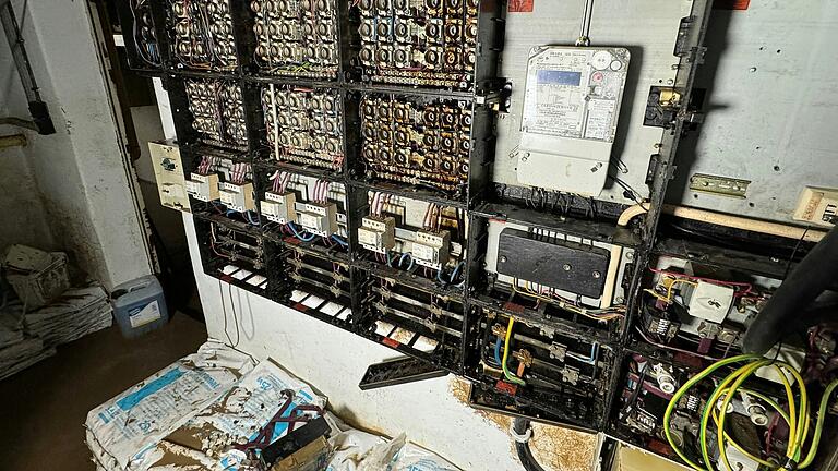 Die Elektronik für das gesamte Hotel Esbach-Hof in Kitzingen stand unter Wasser, der Schlamm hatte sich in jeder Ritze und Lücke festgesetzt. Die Elektronik für das gesamte Hotel Esbach-Hof in Kitzingen stand unter Wasser, der Schlamm hatte sich in jeder Ritze und Lücke festgesetzt. 