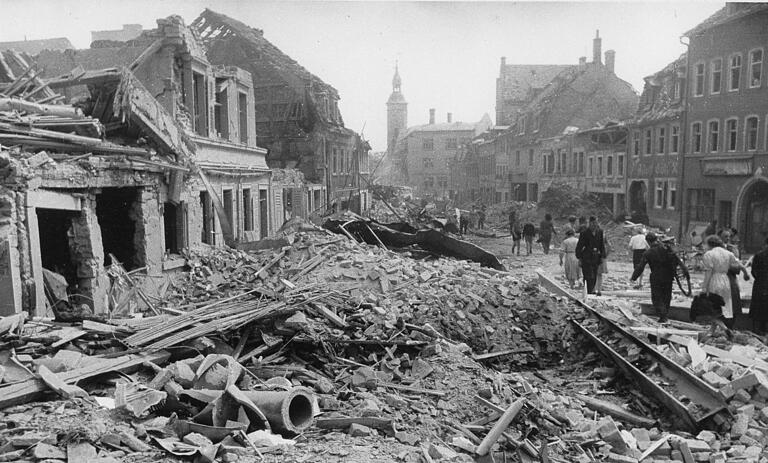 Die Zerstörungen durch die Bombardierung Schweinfurts im Zweiten Weltkrieg wird auch als drittes Stadtverderben bezeichnet. Am 11. April 1945 wurde die Stadt durch amerikanische Soldaten befreit. Die Zerstörungen durch die Bombardierung Schweinfurts im Zweiten Weltkrieg wird auch als drittes Stadtverderben bezeichnet. Am 11. April 1945 wurde die Stadt durch amerikanische Soldaten befreit.