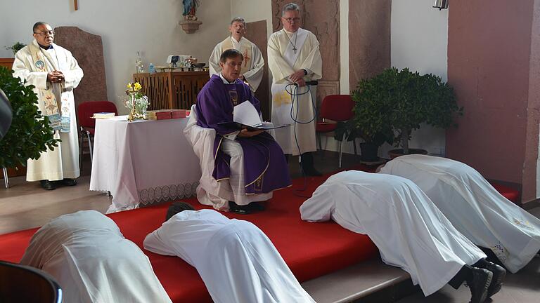 Ihr Weiheversprechen gaben vier neue Diakone der Christ-Katholischen Kirche vor Missions-Bischof Dr. Thomas Doell in der Alten Kirche in Wernfeld ab. Ihr Weiheversprechen gaben vier neue Diakone der Christ-Katholischen Kirche vor Missions-Bischof Dr. Thomas Doell in der Alten Kirche in Wernfeld ab.