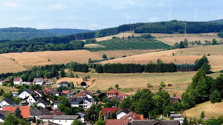 Von Aura im Sinngrund aus gut zu sehen, erzeugen die sechs Windräder des Windparks Roßkopf an der Landesgrenze zu Hessen Strom für 14.000 Haushalte.