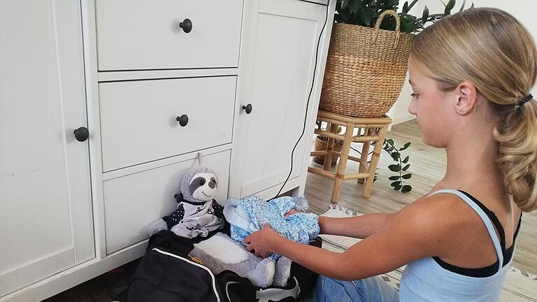 Beim Packen der Reisetasche darf bei Lilly Vollmuth eines nicht fehlen: Das Klassen-Maskottchen Faultier Fred.