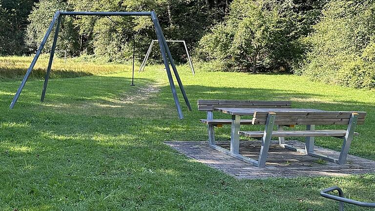 So sieht der Spielplatz in Burgwallbach aktuell aus. Er soll jedoch mithilfe einer Förderung der Regierung von Unterfranken umgestaltet werden.