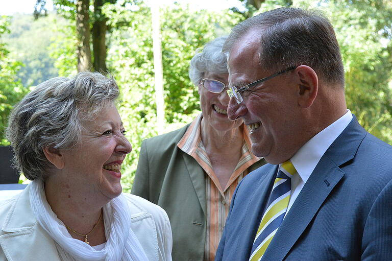 Juli 2013: Marie-Luise Marjan beim Kulturempfang des Bezirks Unterfranken auf Schloss Aschach (Lkr. Bad Kissingen) mit Bezirkstagspräsident Erwin Dotzel.