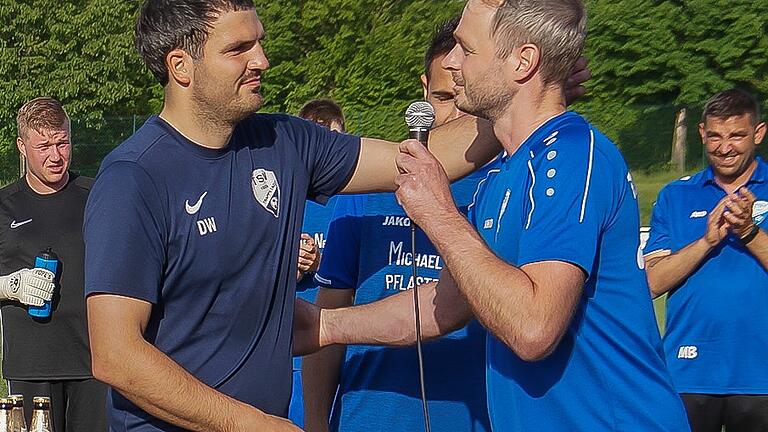 Er macht bei allem mit, was anfällt: Michael Bader (rechts) vom TSV Trappstadt verabschiedet hier seinen Daniel Werner als aktiven Spieler.