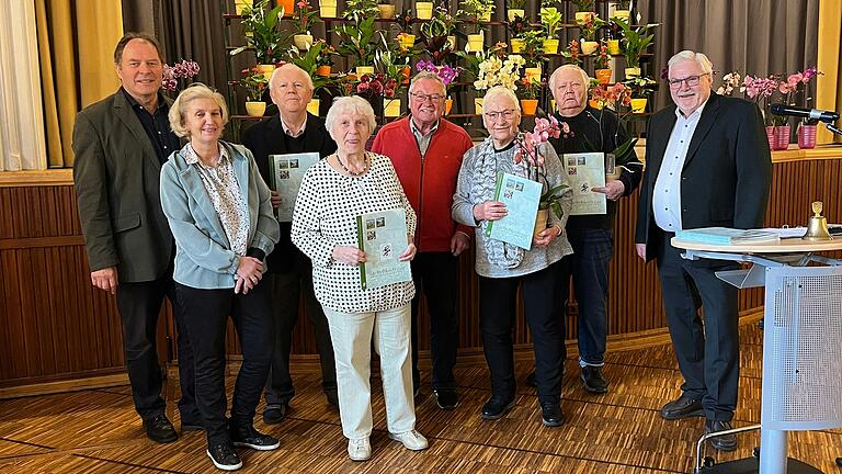 Im Bild zu sehen: Michael Geck, 2. Vorstand des Kreisverbandes, Elke Höchemer 15 Jahre, Hans-Dieter Sell 15 Jahre, Heidi Scheuring, Ehrenmitglied 40 Jahre, Wilfried Lutz 15 Jahre, Ilse Pfister 15 Jahre, Alex Krug 40 Jahre und Vorstand Alfred Wirth.