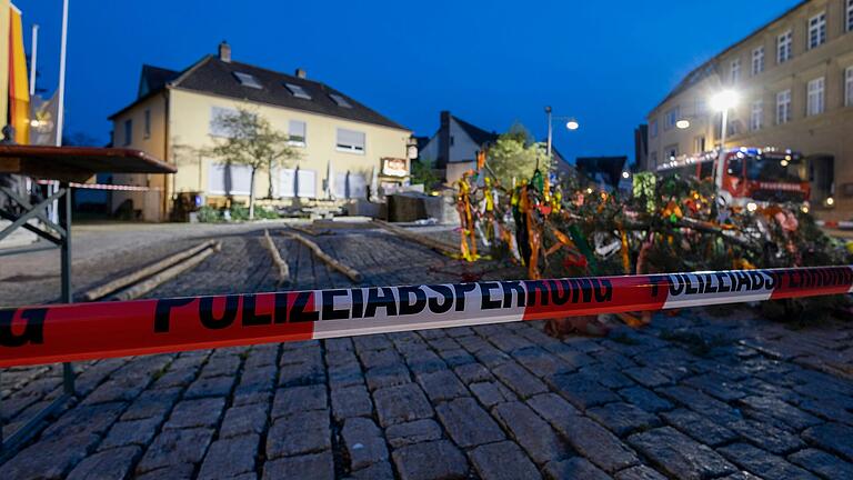 Am Vorabend des 1. Mai 2023 fiel der Maibaum von Obernbreit beim Aufstellen um und verletzte einen Beteiligten schwer.