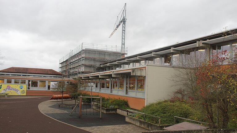 Die Grund- und Mittelschule in Wiesentheid wird aktuell nach wie vor saniert.