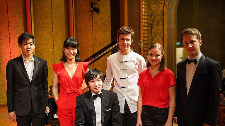 Gruppenbild mit Gewinner: Tomoki Sakata (sitzend) ist der Gewinner des Kissinger KlavierOlymps 2019. Um ihn herum (von links) Yutong Sun, Tiffany Poon, Robert Neumann, Nina Gurol und Daumants Liepins.Konstantin Winter       -  Gruppenbild mit Gewinner: Tomoki Sakata (sitzend) ist der Gewinner des Kissinger KlavierOlymps 2019. Um ihn herum (von links) Yutong Sun, Tiffany Poon, Robert Neumann, Nina Gurol und Daumants Liepins.Konstantin Winter