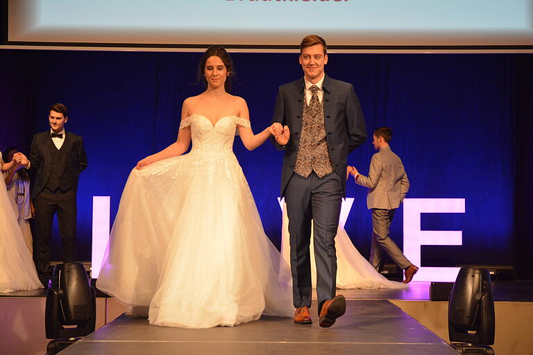 Das lange Kleid ist auch in der Hochzeitssaison 2023 weiter angesagt, beim Bräutigam fallen die Farben der Kleidung natürlicher aus als noch auf diesem Archivbild der Hochzeitsmesse von 2020. Das lange Kleid ist auch in der Hochzeitssaison 2023 weiter angesagt, beim Bräutigam fallen die Farben der Kleidung natürlicher aus als noch auf diesem Archivbild der Hochzeitsmesse von 2020.