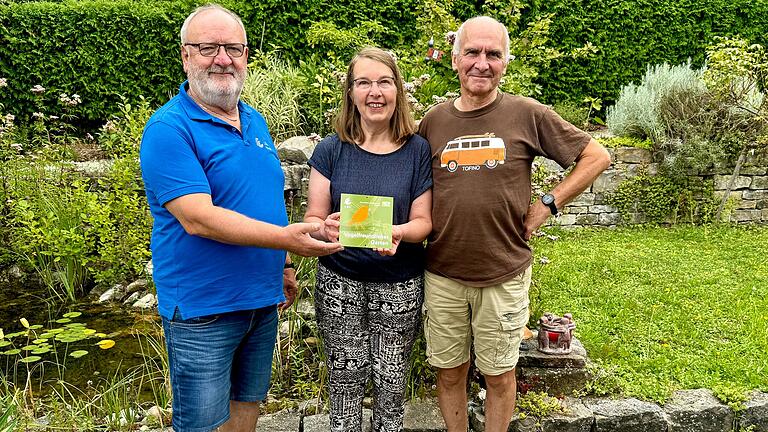 LBV-Gartenjurymitglied Heinrich Wilhelm (links) bei der Übergabe der Auszeichnung 'Vogelfreundlicher Garten' an Gisela Kramer-Grünwald und&nbsp; Eduard Grünwald.