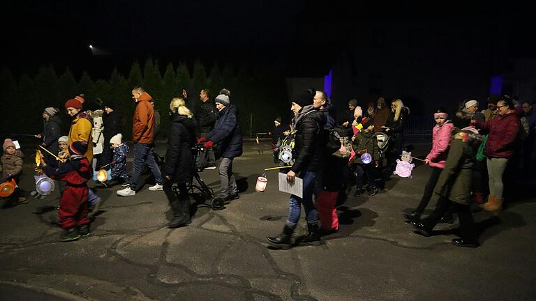 Ein Blick auf die Kinder und Erwachsenen, die in Erinnerung an den Heiligen Martin mit ihren Laternen durch die Straßen Gernachs zogen.