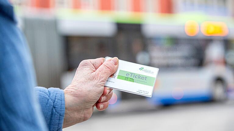 Seit Jahren fährt Brigitte S. mit einem Monatsticket in Schweinfurt Bus. Die Reaktion des Fahrers ist ihr ein Rätsel. Seit Jahren fährt Brigitte S. mit einem Monatsticket in Schweinfurt Bus. Die Reaktion des Fahrers ist ihr ein Rätsel.