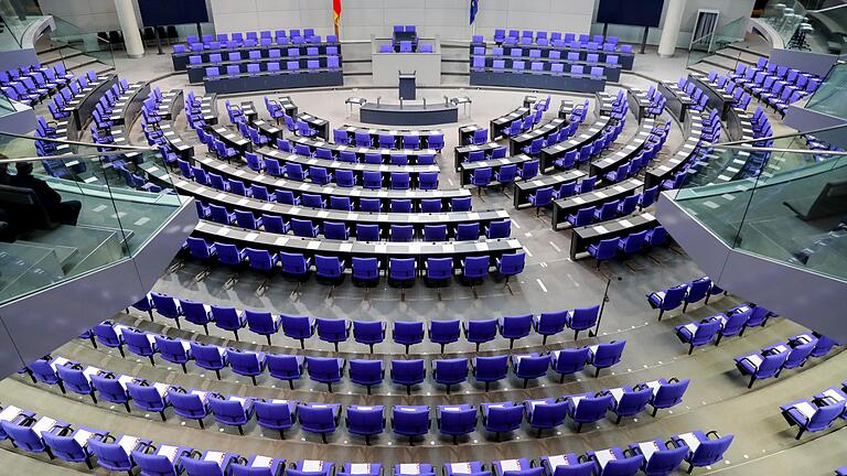 Vor der konstituierenden Sitzung des Bundestages       -  Das Foto vom 23.10.2017 in Berlin zeigt den Plenarsaal vor der konstituierenden Sitzung des Bundestages am 24.10.2017 mit den neu hinzu gekommenen Parteien FDP und AFD.