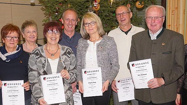 Der SSV Gädheim nutzt seit langem den feierlichen Rahmen seiner Weihnachtsfeier, um verdiente Mitglieder zu ehren. In diesem Jahr waren dies (von links): Irina Schunk (25 Jahre), Karin Wagstiel (50), Maria Fuchs (50), Anne Römmelt (25), Bernd und Brigitte Moog (25), Heinz Beier (60) und Otto Steinmetz (60). Die Ehrungen übernahm Vorstandsmitglied Marion Kamm (rechts).